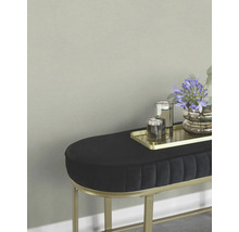 Dekorativer Hocker mit Ablagefläche und Blumenschmuck