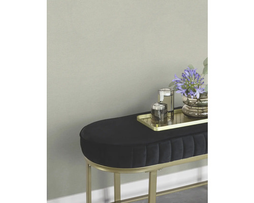Dekorativer Hocker mit Ablagefläche und Blumenschmuck
