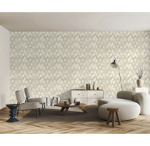 Wohnzimmer mit gemusterter Tapete, Sofa, Tisch und Stuhl.
