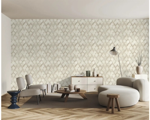 Wohnzimmer mit gemusterter Tapete, Sofa, Tisch und Stuhl.