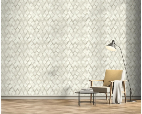 Wohnzimmer mit geometrischer Tapete, Sessel und Stehlampe.