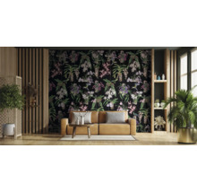 Dekoratives Wohnzimmer mit Couch, Pflanzen und Wandtapete mit Blumenmuster