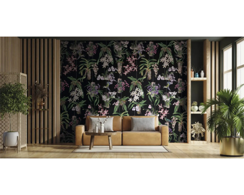 Dekoratives Wohnzimmer mit Couch, Pflanzen und Wandtapete mit Blumenmuster
