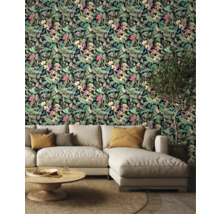 Wohnzimmer mit einer Wandtapete mit Blumen- und Blattmotiven und einem Sofa