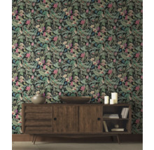 Zimmer mit einer dunklen floralen Tapete, einem Sideboard aus Holz und einigen Dekorationsartikeln.