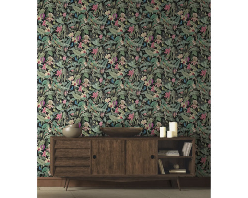 Zimmer mit einer dunklen floralen Tapete, einem Sideboard aus Holz und einigen Dekorationsartikeln.