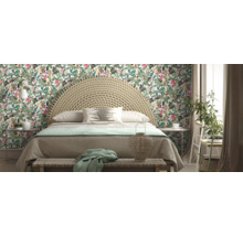 Schlafzimmer mit Doppelbett, Rattan-Kopfteil und floraler Tapete