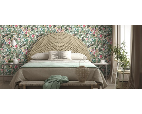Schlafzimmer mit Doppelbett, Rattan-Kopfteil und floraler Tapete