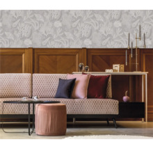 Wohnzimmer mit Couch, Tisch und gemusterter Tapete mit Meeresmotiven