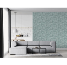 Wohnzimmer mit grauer Couch, Couchtisch und floral gemusterter Tapete