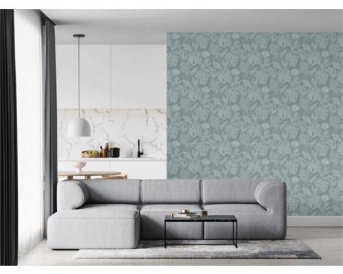 Wohnzimmer mit grauer Couch, Couchtisch und floral gemusterter Tapete