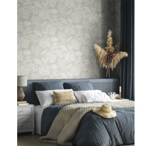 Schlafzimmer mit Bett vor einer Wandtapete mit Korallenmuster