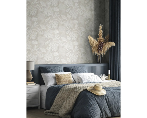 Schlafzimmer mit Bett vor einer Wandtapete mit Korallenmuster