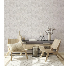 Wohnzimmer mit gemusterter Tapete, Holzsessel und Teppich