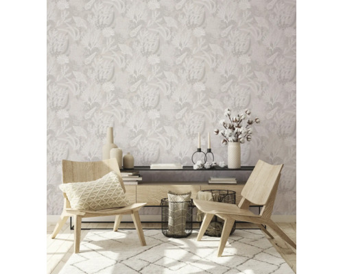 Wohnzimmer mit gemusterter Tapete, Holzsessel und Teppich