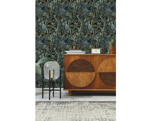 Dekoratives Zimmer mit gemusterter Tapete, Sideboard und Stehlampe