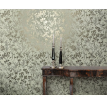 Raumansicht mit floraler Tapete, Konsole und Kerzenständern