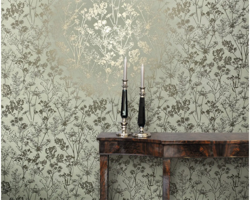 Raumansicht mit floraler Tapete, Konsole und Kerzenständern