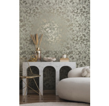 Wohnraum mit Blumentapete, Konsole, Stuhl und Sofa.