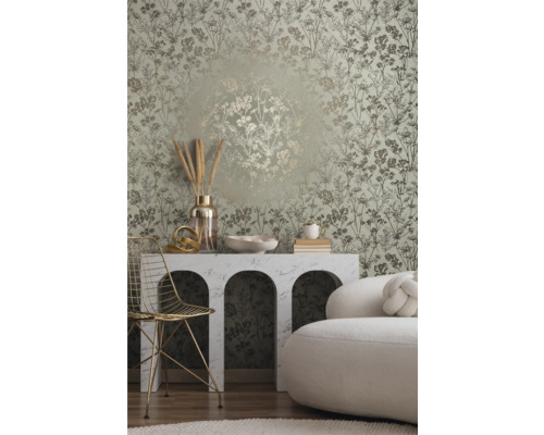 Wohnraum mit Blumentapete, Konsole, Stuhl und Sofa.