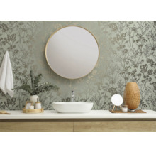 Badezimmer mit rundem Spiegel, Waschbecken und floraler Tapete