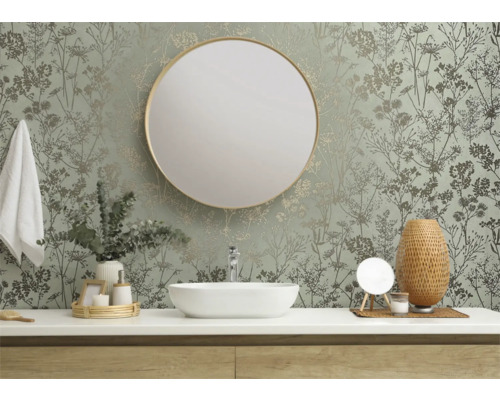 Badezimmer mit rundem Spiegel, Waschbecken und floraler Tapete
