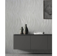 Wohnraum mit gemusterter Tapete, Sideboard, Vasen und Bild