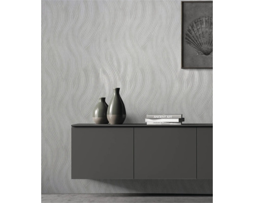 Wohnraum mit gemusterter Tapete, Sideboard, Vasen und Bild