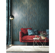 Wohnzimmer mit Sofa, Lampe, Teppich und Wandtapete mit Wellenmuster