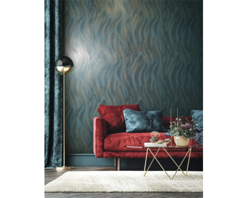 Wohnzimmer mit Sofa, Lampe, Teppich und Wandtapete mit Wellenmuster