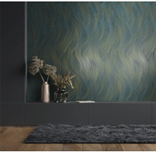 Raumansicht mit gemusterter Tapete, Fernsehschrank, Teppich und Dekoration
