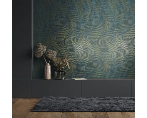 Raumansicht mit gemusterter Tapete, Fernsehschrank, Teppich und Dekoration