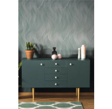 Moderner Wohnraum mit gemusterter Tapete, Sideboard und dekorativen Elementen
