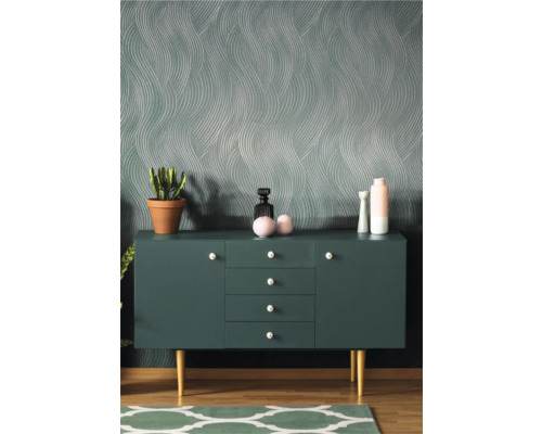 Moderner Wohnraum mit gemusterter Tapete, Sideboard und dekorativen Elementen