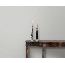 Stilvolles Interieur mit Tapete, Konsole und Kerzenständern