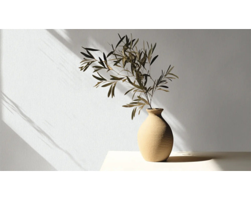 Dekorative Vase mit Pflanzenzweigen auf einem Tisch