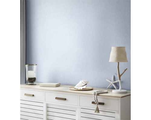 Dekoratives Wohnzimmer mit Kommode, Lampe und Dekoration