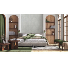 Schlafzimmer mit Bett, Nachttischen, Regalen und Fenstern