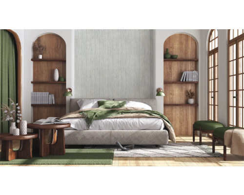 Schlafzimmer mit Bett, Nachttischen, Regalen und Fenstern