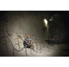 Baustellenszene in einem Tunnel mit Beton, Bewehrungsstahl und Kabeltrommel