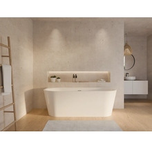 Modernes Badezimmer mit Badewanne, Regal und Handtuchleiter