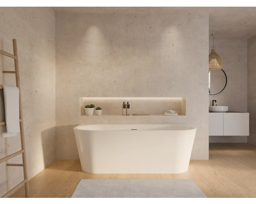 Modernes Badezimmer mit Badewanne, Regal und Handtuchleiter