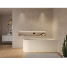 Modernes Badezimmer mit Badewanne, Waschtisch und Dekoration