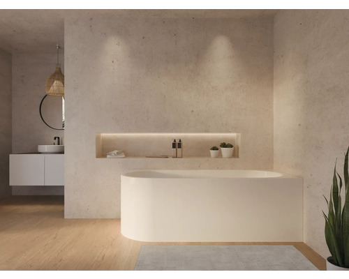 Modernes Badezimmer mit Badewanne, Waschtisch und Dekoration