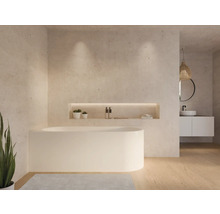 Helles Badezimmer mit freistehender Badewanne, Waschtisch und Ablagefach