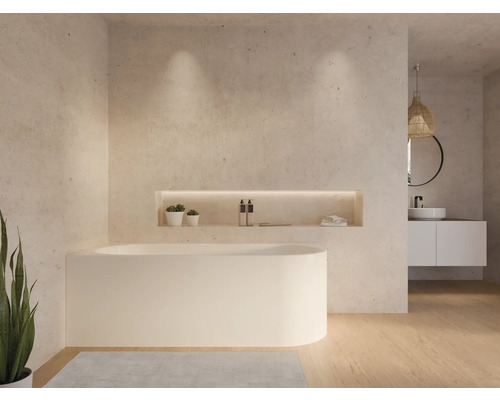 Helles Badezimmer mit freistehender Badewanne, Waschtisch und Ablagefach