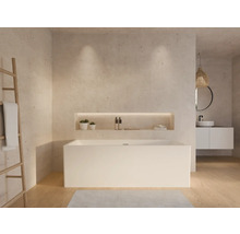 Modernes Badezimmer mit Badewanne, Waschtisch und Handtuchleiter