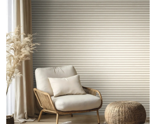 Wohnzimmer mit geriffelten Wandpaneelen, Sessel und Hocker