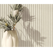 Dekorative Holzvertäfelung mit Blumenarrangement in Vase