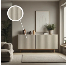 Wohnzimmer mit Kommode mit geriffelten Türen, Dekoration und Zimmerpflanze